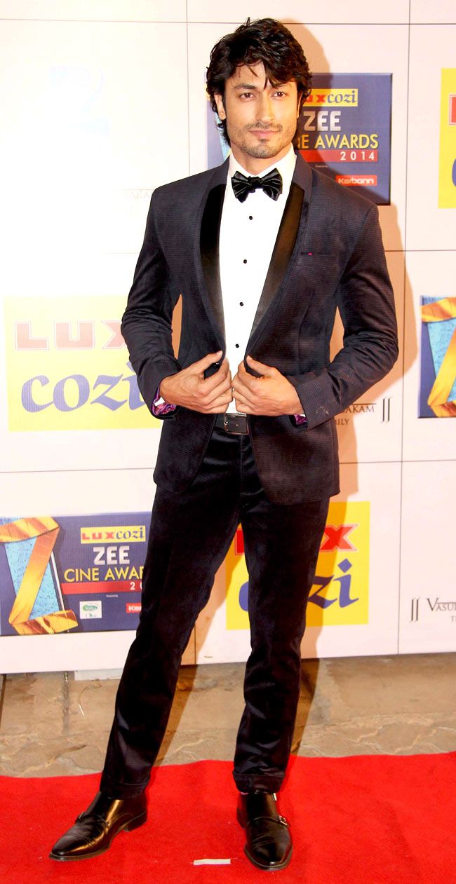 Download Vidyut Jamwal on the red carpet at the Zee Cine Awards 2014. Wallpaper HD FREE