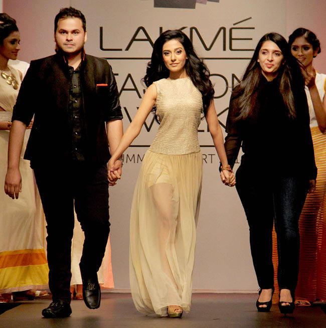 Free Download Amrita Rao walked the ramp for SVA by Sonam and Paras Modi on Day 3 of the Lakme Fashion Week 2014 454 Wallpaper HD FREE (Download 454 HD wallpaper FREE)