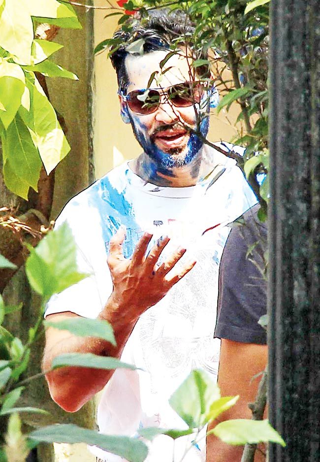 Free Download Dino Morea playing Holi  842 Wallpaper HD FREE (Download 842 HD wallpaper FREE)