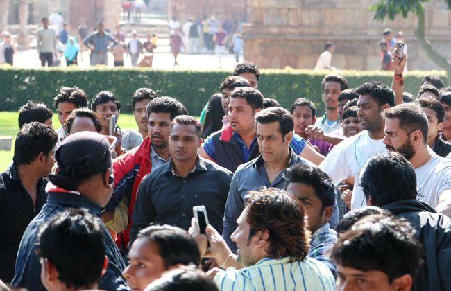 Free Download Star Salman Khan shooting for 'Kick' at Qutub Minar. 454 Wallpaper HD FREE (Download 454 HD wallpaper FREE)