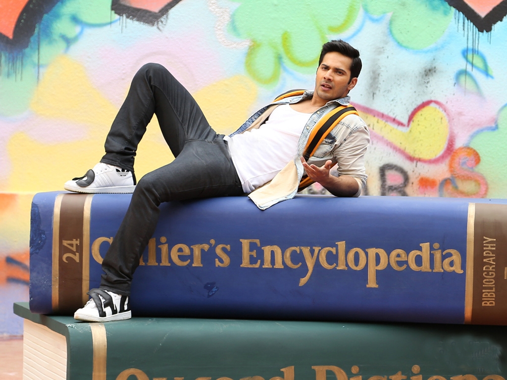 Download Dashing Varun Dhawan In Main Tera Hero New Movie Stills Wallpaper HD FREE