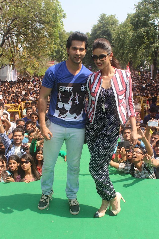 Free Download Ileana D'Cruz And Varun Dhawan promote Main Tera Hero at Kirori Mal College 234 Wallpaper HD FREE (Download 234 HD wallpaper FREE)