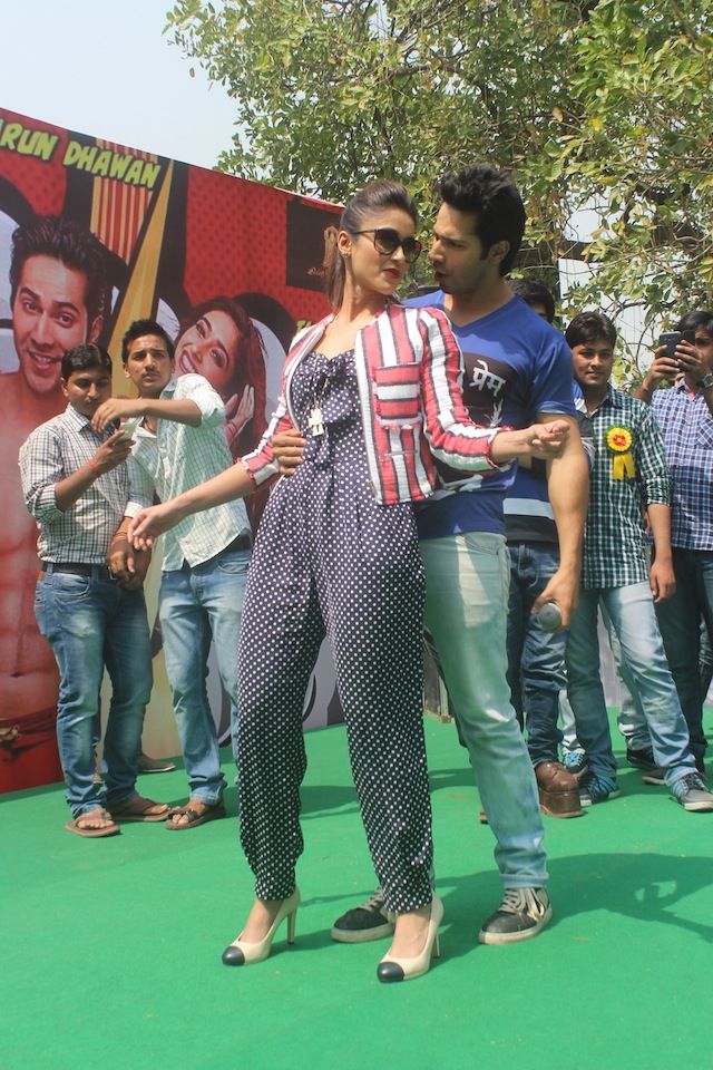 Free Download Varun Dhawan and Ileana D'Cruz Dancine During promotation Of Main Tera Hero at Kirori Mal College 1049 Wallpaper HD FREE (Download 1049 HD wallpaper FREE)