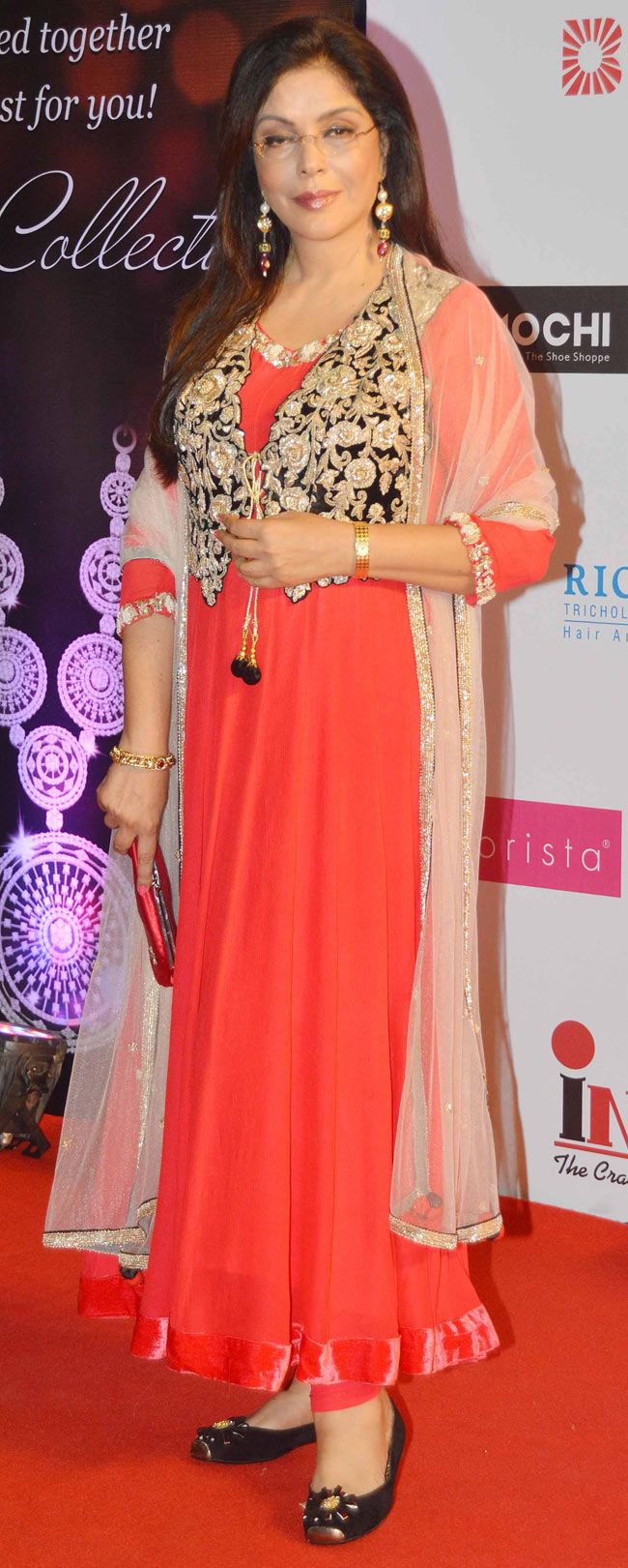 Free Download Zeenat Aman on the red carpet at Miss India 2014 1052 Wallpaper HD FREE (Download 1052 HD wallpaper FREE)