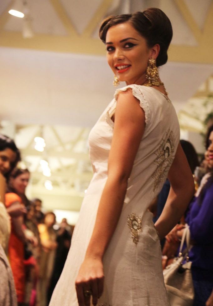 Free Download Amy Jackson in White at Wild Garden Tea party fashion show 351 Wallpaper HD FREE (Download 351 HD wallpaper FREE)