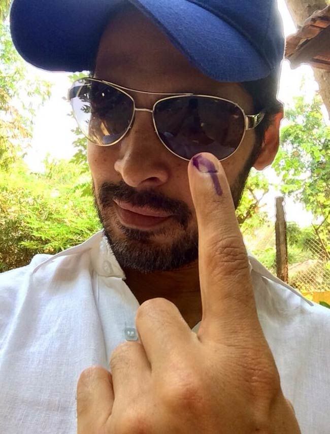 Download Dino Morea steps out to vote. Wallpaper HD FREE