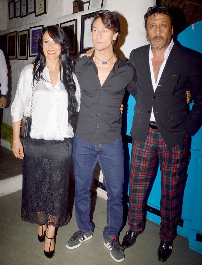 Free Download Ayesha and Jackie Shroff with Tiger Shroff at 'Heropanti' success bash. 226 Wallpaper HD FREE (Download 226 HD wallpaper FREE)