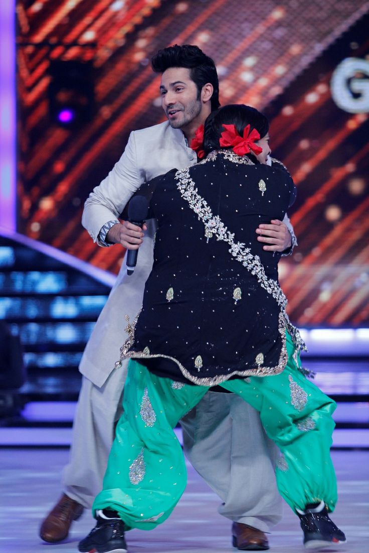 Download Contestant Palak gave Varun Dhawan a bear hug on Jhalak Dikhhla Jaa 7. Wallpaper HD FREE