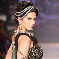 Free Download Sunny Leone walked the ramp for Apala Jewels at IIJW 2014 914 Wallpaper HD FREE (Download 914 HD wallpaper FREE)
