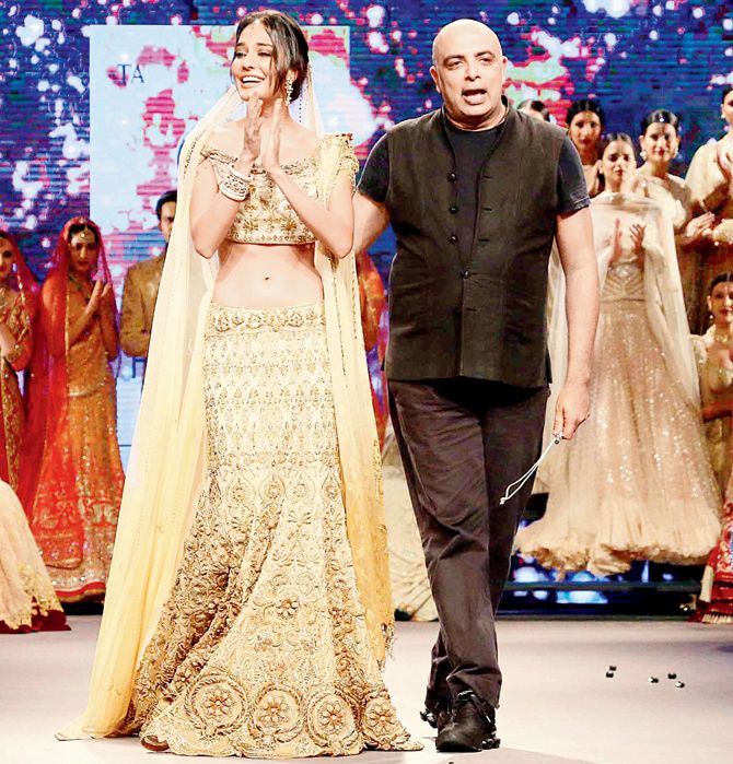Free Download Lisa Haydon with designer Tarun Tahiliani at the India Bridal Fashion Week 1010 Wallpaper HD FREE (Download 1010 HD wallpaper FREE)