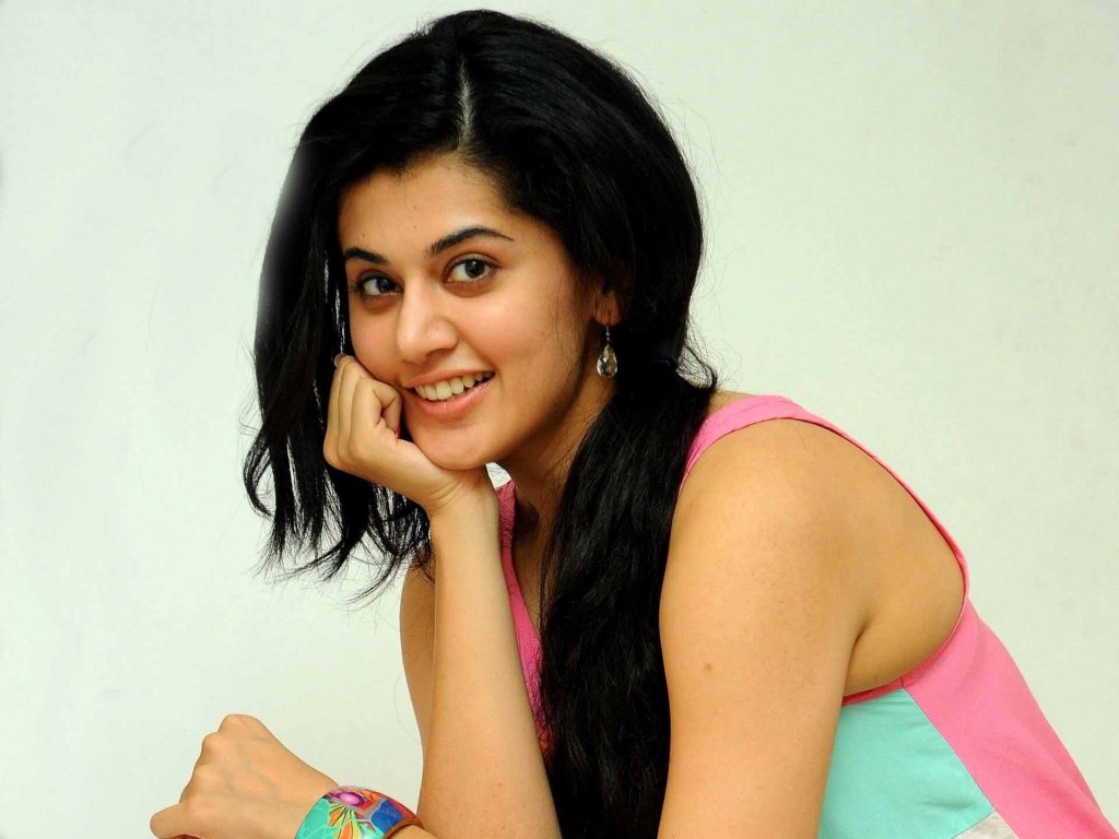 Download Taapsee Pannu Cute Smiling HD Photos Wallpaper HD FREE