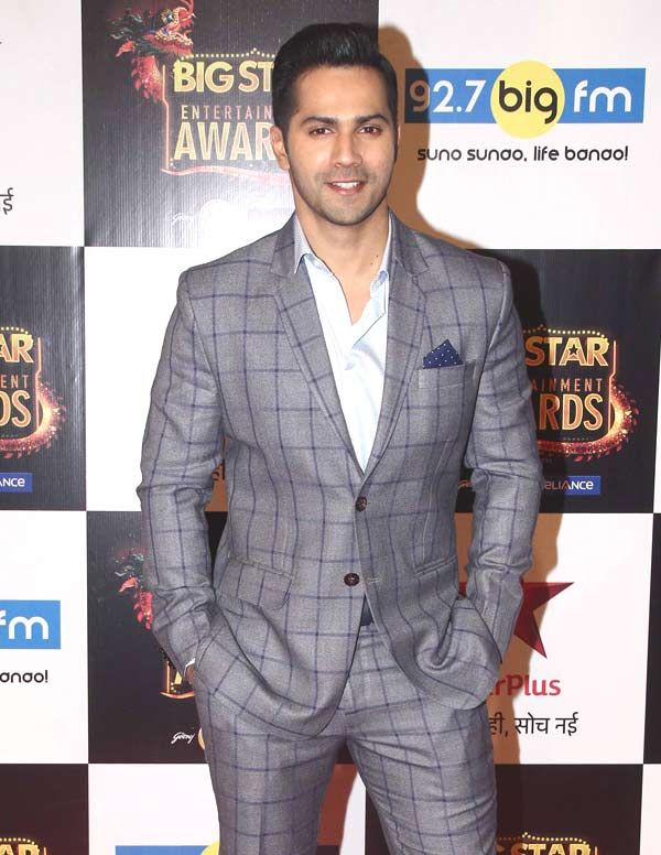 Download Varun Dhawan at BIG Star Entertainment Awards 2015 Wallpaper HD FREE