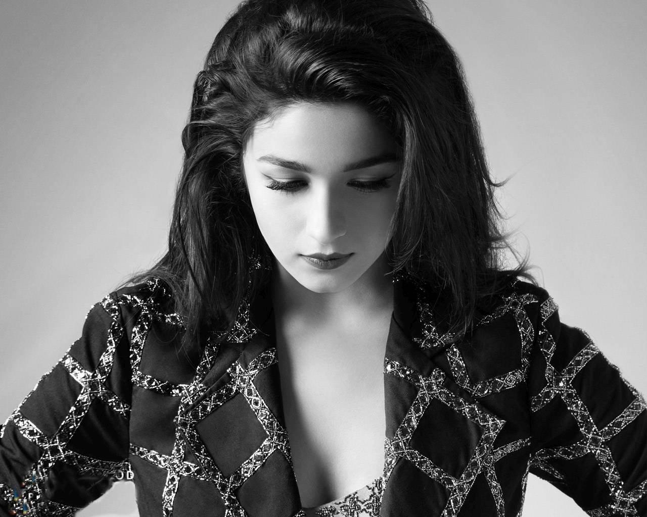 Download Alia Bhatt Cute Face Photoshoot Wallpaper HD FREE