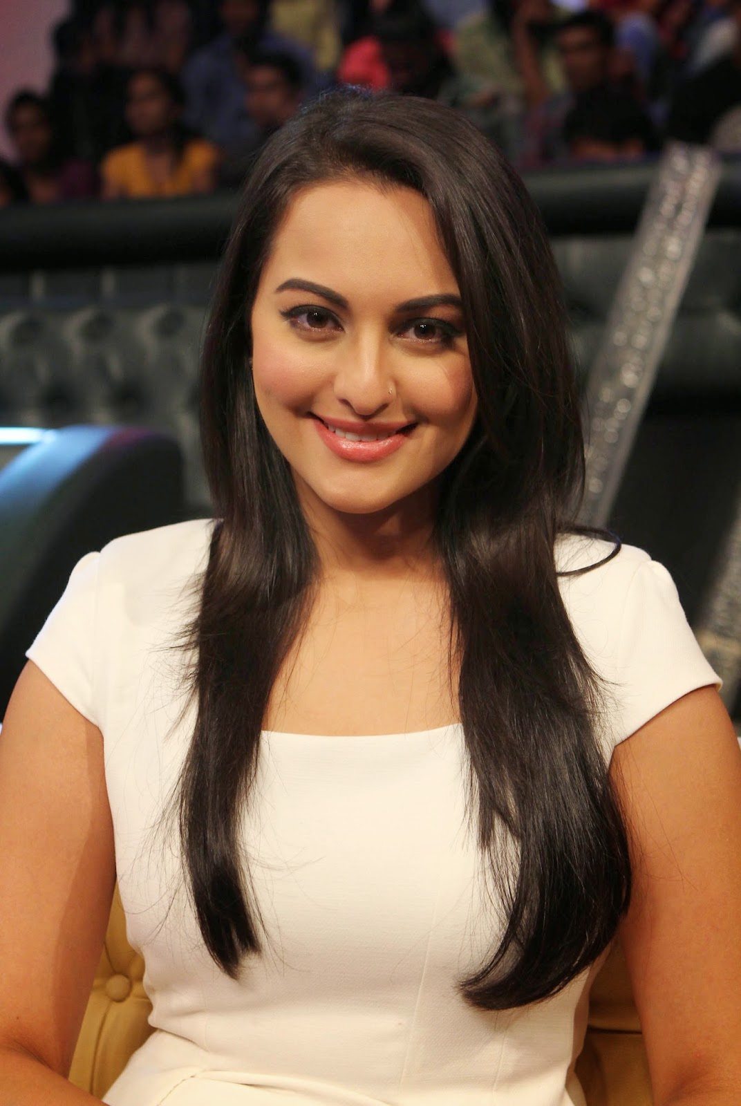 Free Download Sonakshi Sinha In White Top 717 Wallpaper HD FREE (Download 717 HD wallpaper FREE)