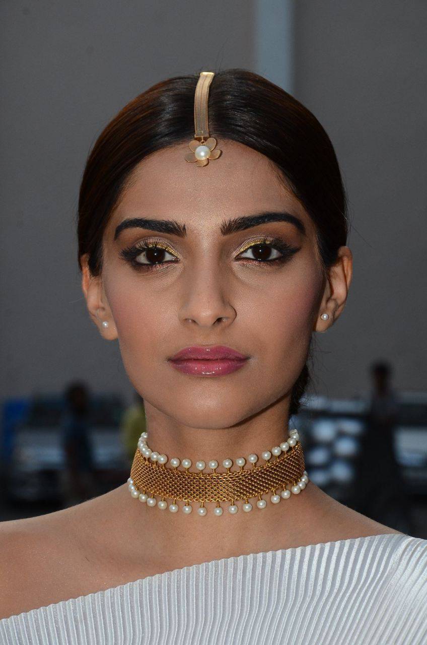 Free Download Sonam Kapoor Sexy Face Close Look 1050 Wallpaper HD FREE (Download 1050 HD wallpaper FREE)